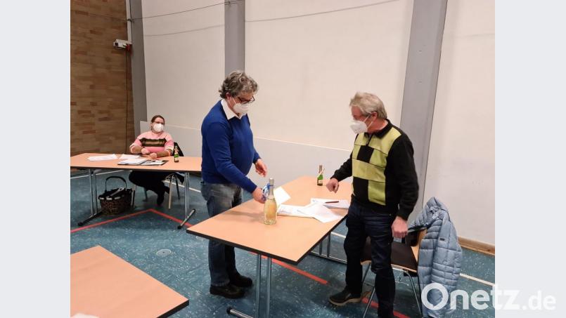 Franz Floth (rechts) wurde 70 Jahre alt, Wolfgang Graser 68. Bürgermeister Bernhard Stangl (links) und der Stadtrat gratulierten ihnen. Bild: sne