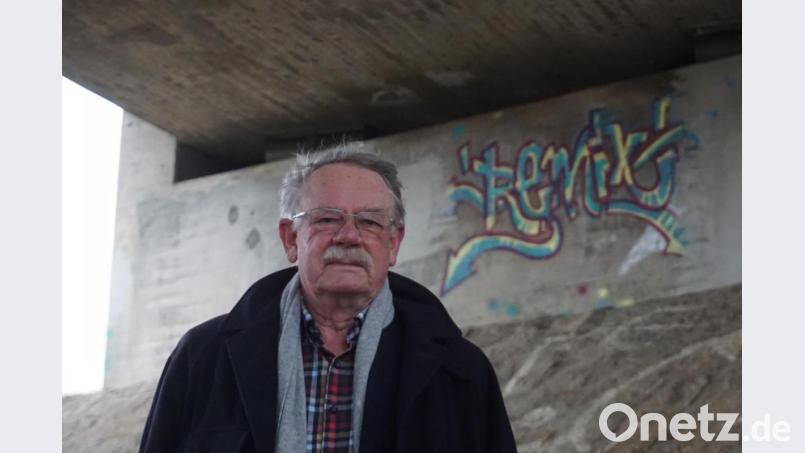 Hermann Meier unter der Brücke über die Thölauer Straße. Zum Graffiti im Hintergrund hat er eine besondere Beziehung. Bild: fppp