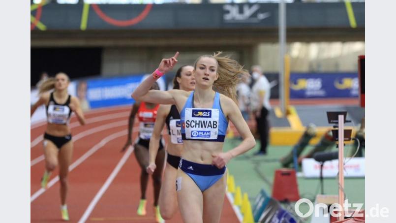 Der Zeigefinger zeigt's an: Corinna Schwab lief bei den Deutschen Hallenmeisterschaften der Leichtathleten über die 400 Meter erneut als Siegerin über die Ziellinie und verteidigte ihren im Vorjahr errungenen Titel. Bild: Kiefner