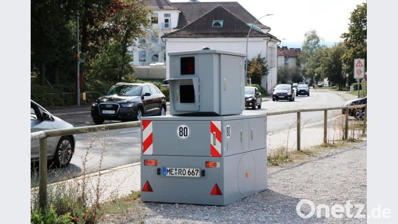 Der Zweckverband Kommunale Verkehrssicherheit Oberpfalz (ZV KVS) testete Beppi zunächst in Amberg, bevor der auffällige graue Blitzerkasten im Verbandsgebiet in den Einsatz ging. Bild: Zweckverband Kommunale Verkehrssicherheit / exb