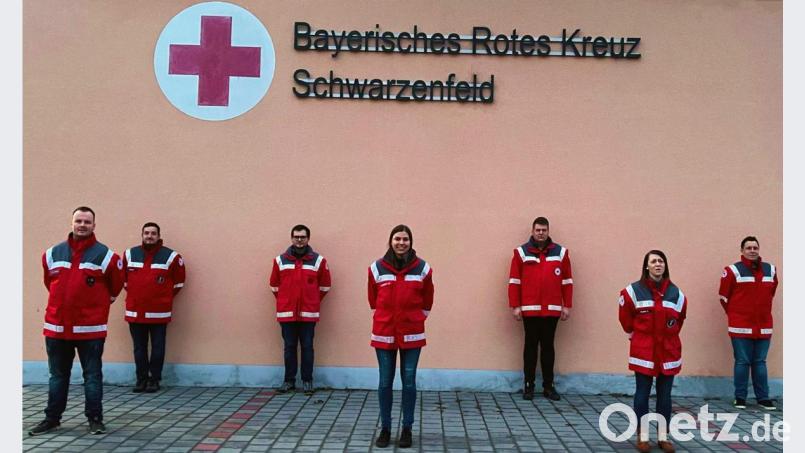 Maximilian Turban (Fünfter von links) übernimmt das Amt des Bereitschaftsleiters. Im Bild das neue Vorstandsteam bestehend aus Christoph Ritz, Florian Kleidl, Daniel Zeitler, Milena Turban, Maximilian Turban, Cindy Weiße und Martin Strießl (von links). Bild: Veronika Wifling/exb