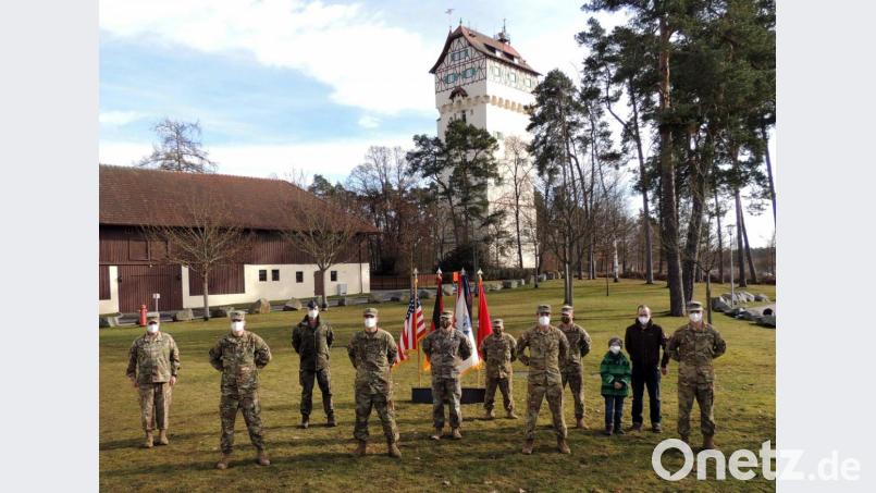 Der Kommandeur des Landeskommandos Bayern, Brigadegeneral Thomas Hambach (Dritter von links), und US-General Christopher Norrie (links) zeichneten Soldaten einer US-Hubschraubercrew aus. Sie brachten in Unterfranken einem 38-jährigen Verunglückten (Zweiter von rechts) Hilfe aus der Luft. Bild: mor