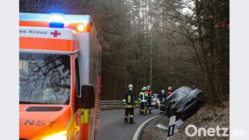 Ein 18-jähriger Autofahrer verletzte sich bei einem Unfall nahe Thumsenreuth leicht. Bild: rw