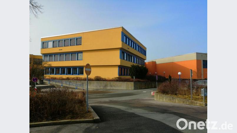 Dieser Teil des Schulhauses des Nabburger Gymnasiums macht dem Bauausschuss des Landkreises sorgen. Das Dach hat seine besten Jahre hinter sich. Bild: wpt
