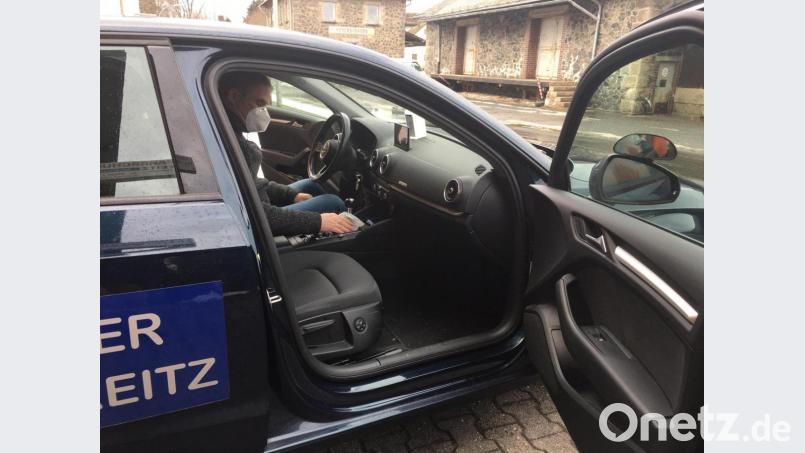 Bitte einzusteigen, es geht wieder weiter! Vorher muss Peter Treitz den Fahrerraum allerdings noch ordnungsgemäß desinfezieren. Bild: Poschenrieder, Vincent