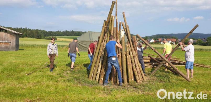 Das Johannisfeuer gehörte alljährlich zu den großen gesellschaftlichen Ereignissen bei der Kolpingsfamilie Friedenfels. 2020 musste die Veranstaltung coronabedingt ausfallen. Im Bild die Mitglieder bei der Vorbereitung der Feuerstelle im Jahr 2019. Archivbild: bsc