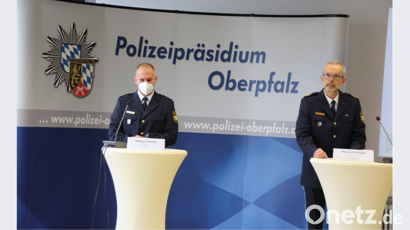 Der Oberpfälzer Polizeivizepräsident Thomas Schöniger (rechts) und Polizeirat Andreas Schieder stellten am Dienstag das Verkehrslagebild 2020 vor. Bild: Polizeipräsidium Oberpfalz)