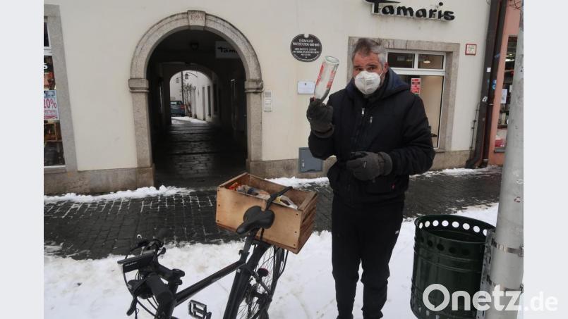 Magere Ausbeute. Nur diese einzige Flasche findet Uwe Bösl an diesem Tag in den Müllkörben. Bild: uz