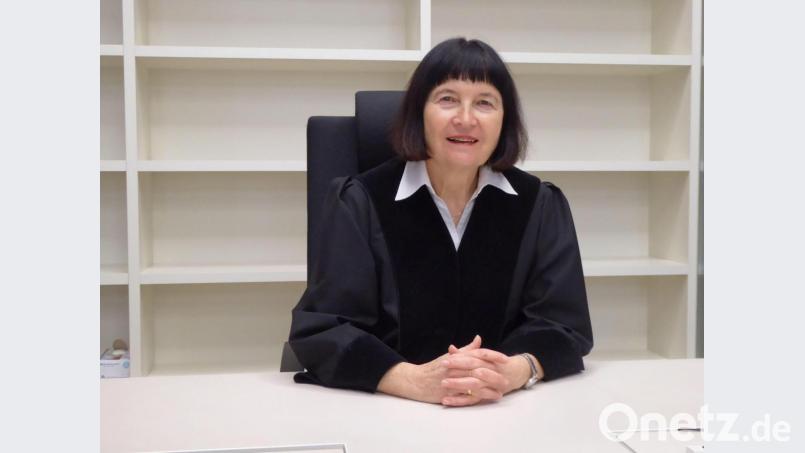 Die Aktenregale im Schwurgerichtssaal sind leer, der letzte Prozess ist geführt: Nach einer langen juristischen Karriere, darunter neun Jahre als Vorsitzende der Ersten Strafkammer, geht die Landgerichtsvizepräsidentin Roswitha Stöber mit Ablauf des Monats Februar in den Ruhestand. Bild: Landgericht/exb