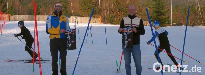 Sportwart Langlauf Christoph Reger und Schulleiter Alexander Köstler (von links) bei der Übergabe der Schlauchtücher des Deutschen Skiverbandes für die jungen Sportler in Schule und Verein. Dadurch soll die Kooperation auch für andere sichtbar nach außen getragen werden. Bild: jpl