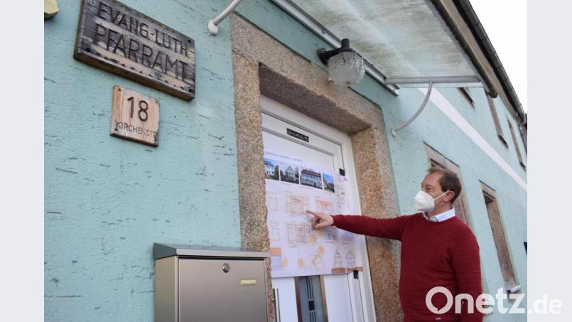 Der Pfarrhof werde komplett entkernt, erläuterte Planer Sebastian Grundler vom Architekturbüro 2G in Weiden. Bild: szl
