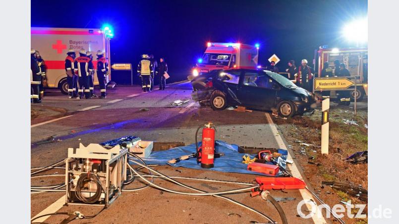 Rettungskräfte sind zu einem Verkehrsunfall auf einer Landstraße bei Röckenricht (Kreis Amberg-Sulzbach) ausgerückt. Insgesamt verzeichnete die Polizei im Jahr 2020 weniger Unfälle und weniger Verkehrstote in der Oberpfalz, allerdings auch mehr tödliche Unfälle auf den Landstraßen. Bild: Petra Hartl