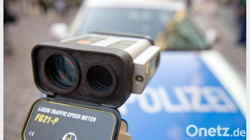 Ein Laser-Meßgerät zur Geschwindigkeitskontrolle (Symbolbild): Mit einem Gerät wie diesem hat die Polizei einen Raser ertappt – der mit einem Mofa unterwegs war. Bild: Bernd Thissen/dpa