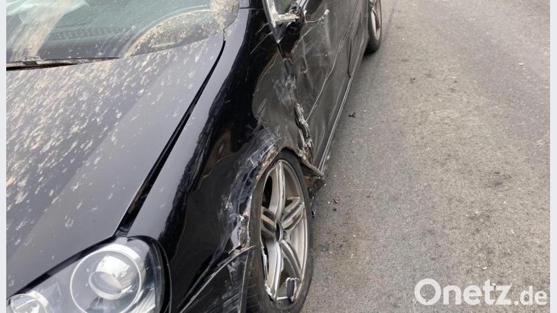 So sah das Auto der Unfallverursacherin nach dem Zusammenstoß mit dem Lkw aus. Bild: Polizei Neustadt / exb