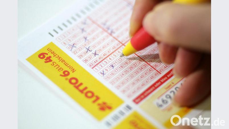 Ein Bürger aus dem Landkreis Neustadt/WN hat am Samstag im Lotto fast 78 000 Euro gewonnen. Er muss sich nun melden. Bild: Jens Wolf/dpa
