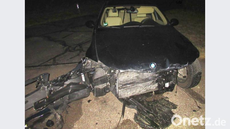 Der BMW des Unfallverursachers: Der Fahranfänger hat beim Abbiegen ein entgegenkommendes Auto übersehen. Bild: Polizeiinspektion Amberg/exb