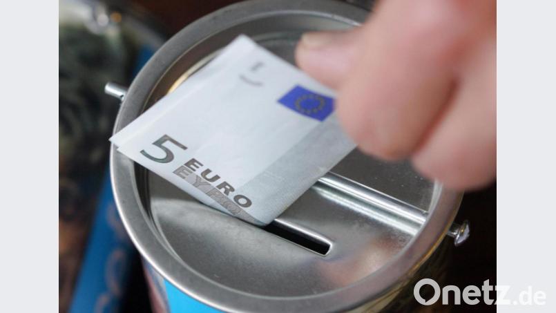 Vor Supermärkten in Grafenwöhr und Pfreimd haben Betrüger vorgegeben, Geld für Menschen mit Behinderung zu sammeln. Die Polizei sucht nun Menschen, die ihnen Geld gegeben haben. Symbolbild: Bernd Thissen/dpa