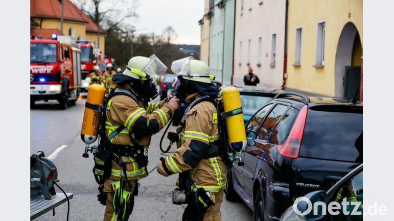 Atemschutz gehört zur essenziellen Ausstattung der Feuerwehren, wie hier bei einem Einsatz bei einem Kellerbrand. In Schwarzenfeld entsteht eine neue Werkstätte für die Geräte sowie eine neue Übungsstrecke. Bild: Hösamer