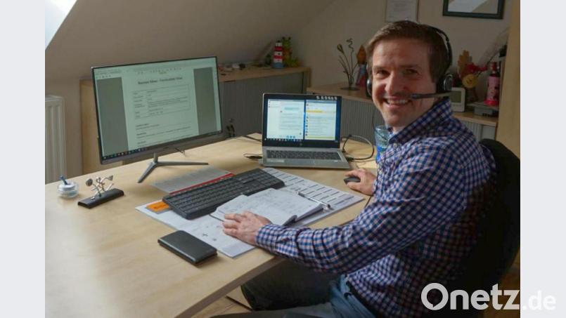 Fred Bayer in seinem Home-Office in Dietersdorf. Zusammengerechnet hat er dort jetzt auch schon fünf Monate verbracht, seit dem ersten Lockdown am 17. März 2020. Bild: eib