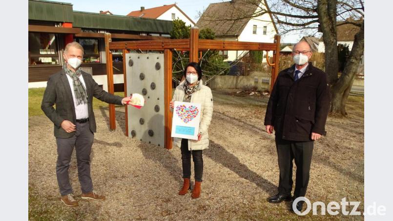 Dr. Matthias Loew (links) übergab 600 Euro an den Kindergarten St. Wolfgang mit Leiterin Gabi Bösl-Mrazek und Pfarrer Heribert Englhard. Bild: Dobmeier