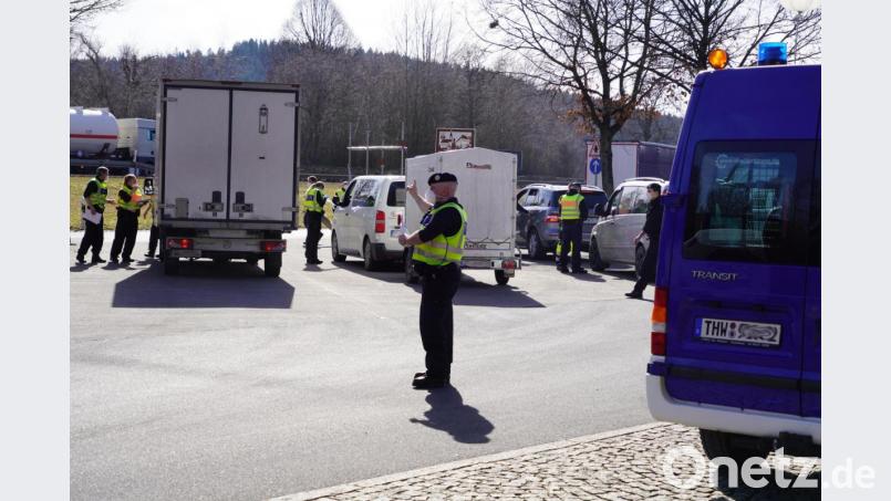 Auf dem Parkplatz Ulrichsberg Nord der Autobahn A 6 laufen die strikten Einreisekontrollen der Bundespolizei. Bild: dob