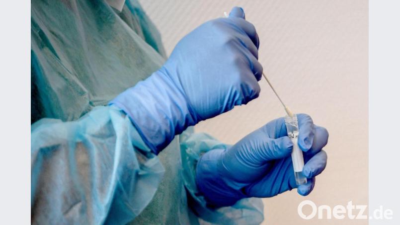 Ein Arzt macht einen Abstrich für einen Corona-Test. Symbolbild: Britta Pedersen/dpa