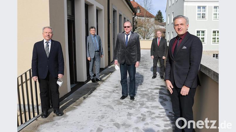 Bernhard Eigner (links) verabschiedet sich in den Ruhestand. Sein Nachfolger als Geschäftsführer der Steinwaldgruppe ist Gerhard Birkner (Mitte). Personalchef Walter Brucker, Personalrat Max Bindl und Landrat Roland Grillmeier gratulierten den beiden. Bild: Landkreis Tirschenreuth/Stefan Malzer/exb