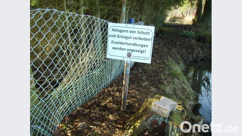 Schilder verbieten schon jetzt Abfallablagerungen an Heindlweiher und Grünbach. Mit einem Rundschreiben will Bürgermeisterin Pepiuk die Weiheranrainer daran erinnern, dass Gartenabfälle ausschließlich in Tonnen und Grüngutcontainer gehören. Bild: bjp