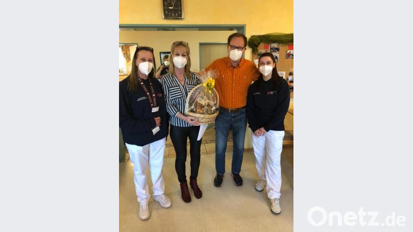 Birgit Schaller (links) und Nadine Schmelzer (rechts) vom BRK übergaben den Geschenkkorb an Einrichtungsleiter Peter Abraham und Pflegedienstleiterin Kirsten Wallborn (Zweite von links). Bild: BRK-Kreisverband Amberg-Sulzbach/exb
