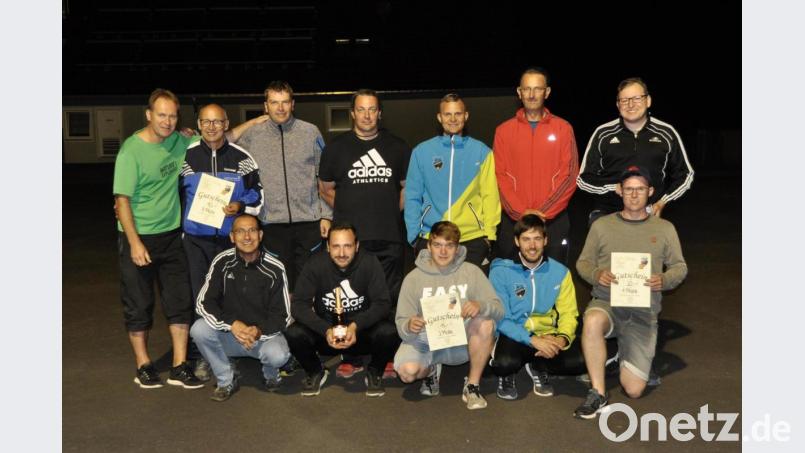 Die Besten des Nacht-Asphaltturniers der Kondrauer Sportfreunde mit Spartenleiter Thomas Klein (Vierter von links stehend). Bild: kro