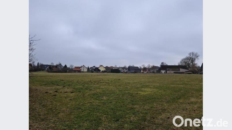 In Gößenreuhth soll zwischen Heidweg und Mühlweg ein neues Wohngebiet entstehen. Noch liegt die Fläche brach da. Bild: sne