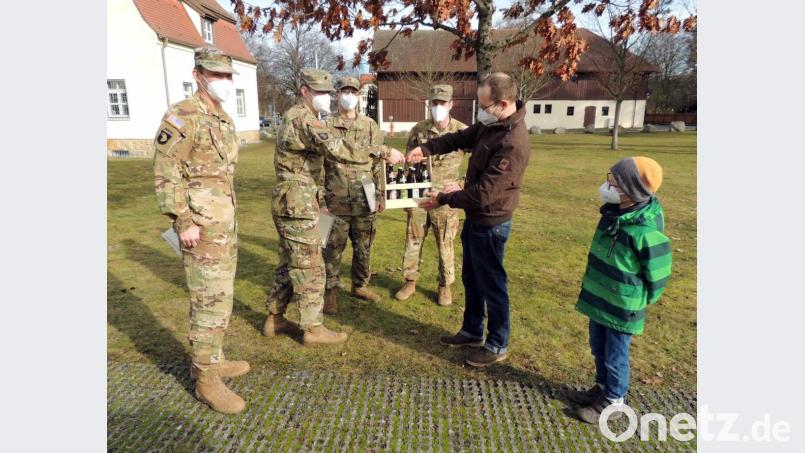 Mit herzlichen Worten und einem Tragerl fränkischem Bier dankte Joachim S. den amerikanischen Soldaten. Er war mit seinem kleinen Neffen nach Grafenwöhr gereist und zeigte sich beeindruckt von der militärischen Zeremonie. Bild: mor