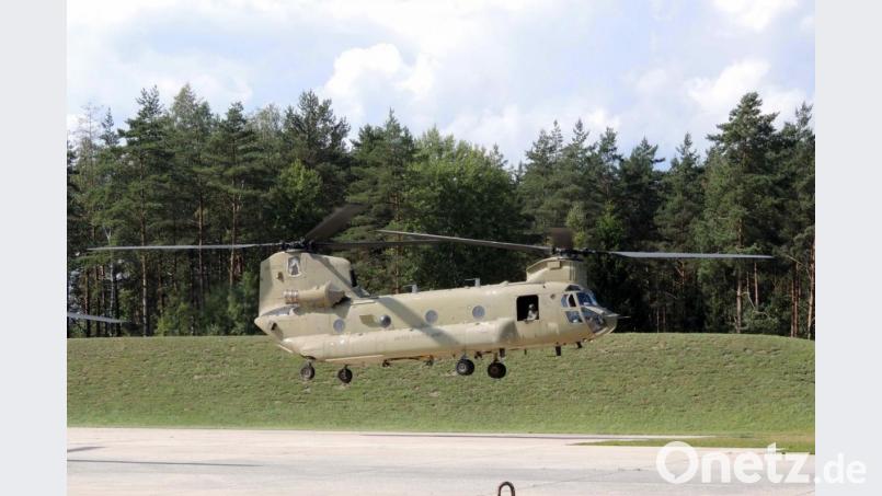 Mit ihrem Doppelrotor-Transporthubschrauber vom Typ Chinook (Archivbild) setzte eine US-Hubschrauber-Crew zur spontanen Außenlandung an, um einen Unfallfahrer zu Hilfe zu kommen. Bild: mor