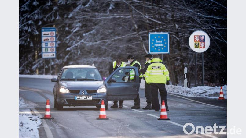 Die Bundespolizei kontrolliert bei Mähring (Kreis Tirschenreuth) Einreisende aus Tschechien. Die verschärften deutschen Einreiseregeln zu Tschechien gelten seit 14. Februar. Bild: Matthias Balk/dpa