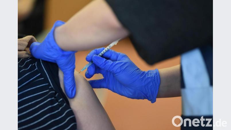 Wer sich beim Impfen vordrängelt und dadurch Schutzbedürftige gefährdet, der verdient eine harte Strafe, kommentiert Florian Bindl. Symbolbild: Felix Kästle/dpa