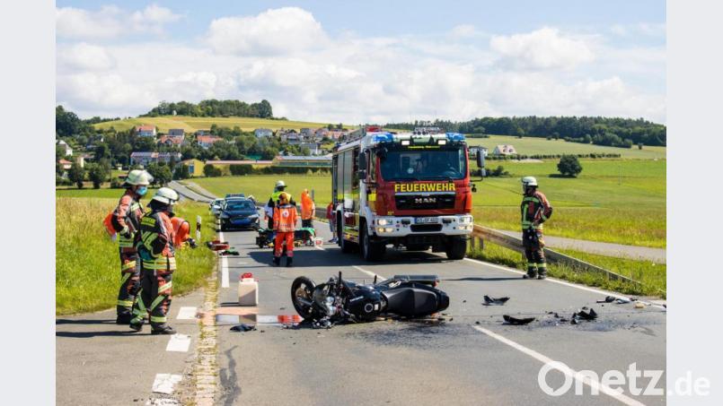 Auch in Coronazeiten sind die Mitglieder der Feuerwehr Freudenberg gefordert, wie hier am 26. Juni bei einem Verkehrsunfall nahe Paulsdorf. Archivbild: sche