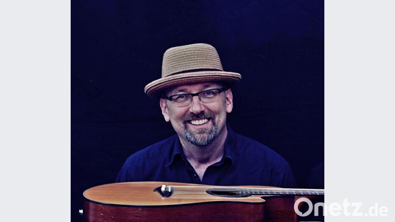 Hubert Treml vermisst die Bühne, die Zuschauer und den Applaus, der Künstler aus Weiden ist aber auch während der Corona-Pause kreativ und produktiv. Jetzt hat er die CD „Himmel“ herausgebracht. Bild: Lilly Riedenauer