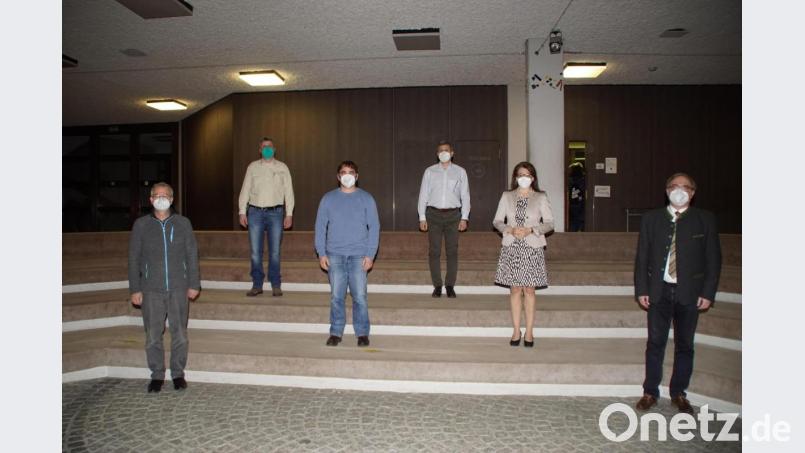 Dem Führungsquartett des CSU-Ortsverbandes mit (von links) Dr. Stephan Beer, Christian Weinfurtner, Michael Pfistermeister (Vorsitzender) und Martin Paa senior gratulierten die CSU-Fraktionsvorsitzende im Kreistag, Martina Englhardt-Kopf, und MdL Alexander Flierl. Bild: mmj