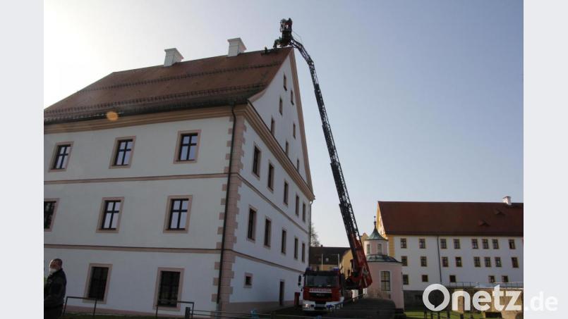 Ein imposanter Einsatz der Waldsassener Feuerwehr am Dach des Finanzamtes. Letztendlich musste die Aktion aber abgebrochen werden. Bild:  kro