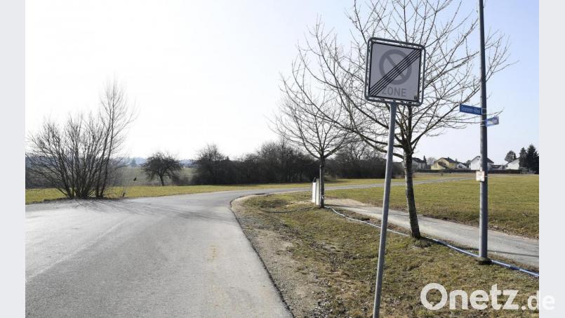 Die Kreisstraße AS4 soll künftig durch den Gewerbepark A6 zur B299 führen. Dafür ist der Neubau eines 400 Meter langen Stücks Straße (Bild) erforderlich. Geschaffen wird damit quasi eine Ortsumfahrung von Ursensollen. Bild: Petra Hartl