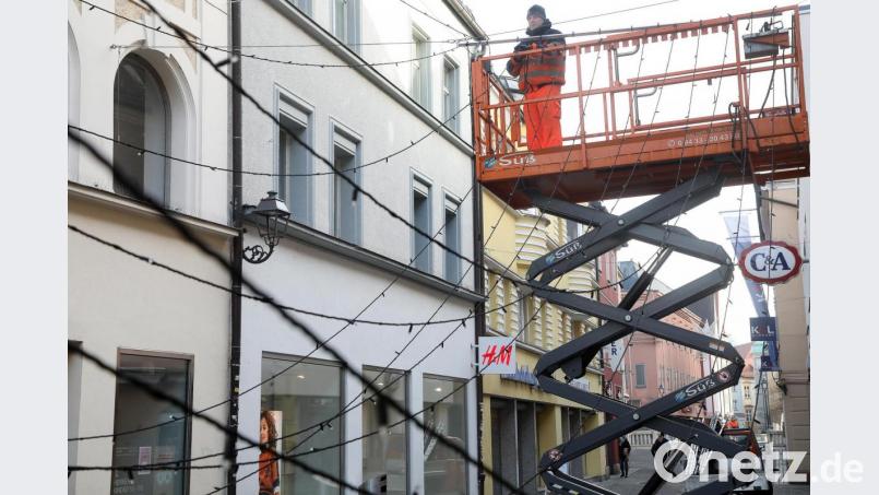 Seit Montag sind Mitarbeiter des Amberger Betriebshofs dabei, die Winterbeleuchtung in der Altstadt abzuhängen. Bild: Wolfgang Steinbacher