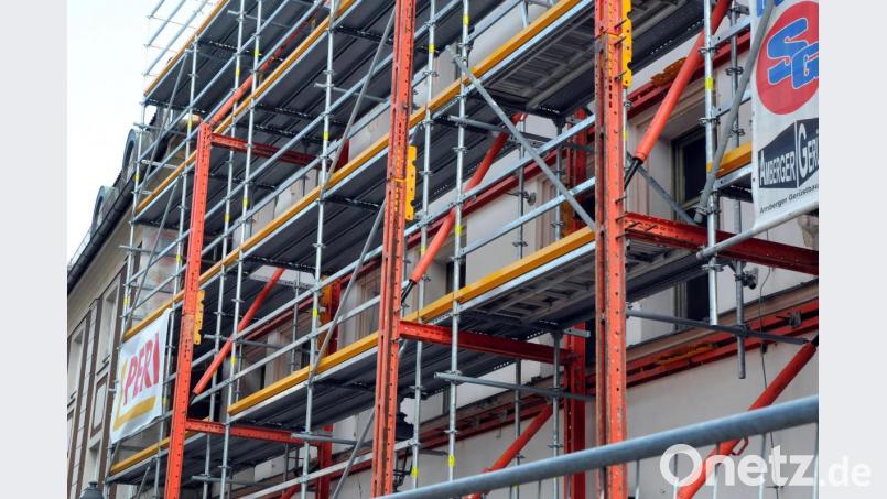 Die großen Stahlträger, die derzeit in das Gerüst der „Drei Höfe“ in der Bahnhofstraße eingebaut werden, dienen dazu, die Fassade während der Bauarbeiten vor dem Einsturz zu bewahren. Bild: Stephan Huber