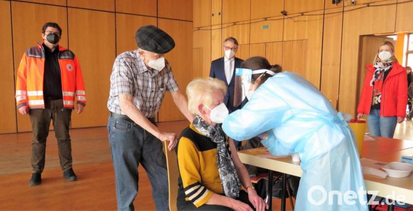 Während Impfärztin Antonina Kanafotska bei Maria und Johann Häckl die Nadeln setzt, schauen BRK-Chef Holger Schedl, Bürgermeister Franz Stahl und Enkelin Melanie Gmeiner (hinten von links) zu. Schedl und Stahl sind ins neue Impfzenttrum gekommen, um das Impfteam in Tirschenreuth zu begrüßen. Bild: ubb