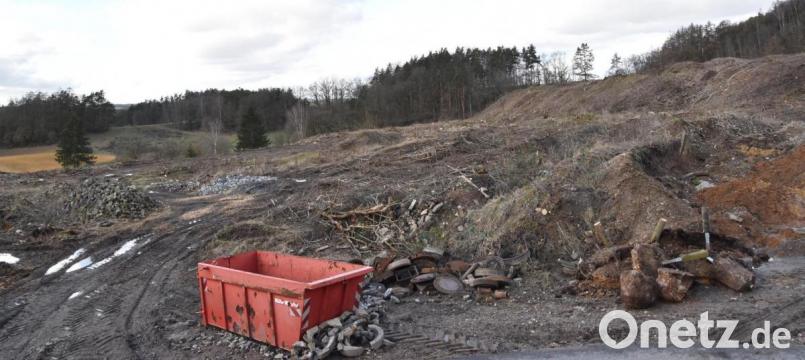 Nach dem Willen der CSU-Stadtratsfraktion könnte auf der ehemaligen Hausmüll- und Bauschuttdeponie „Erzhülle“ eine Bürgerphotovoltaikanlage entstehen. Bild: Andreas Royer