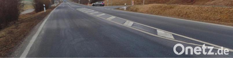 Auf der Schrägstrichgattermarkierung (Bildmitte) auf der Staatsstraße 2181 soll eine barrierefreie und behindertengerechte Überquerungshilfe für Fußgänger und Radfahrer geschaffen werden. Bild: br