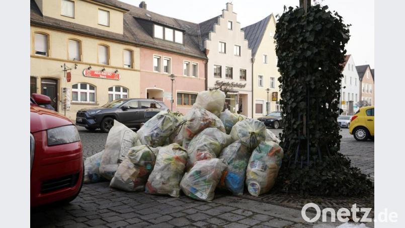 Auf dem Kemnather Stadtplatz stapeln sich die Gelben Säcke. Die Bewohner sollen mit Wurfzetteln auf die Problematik aufmerksam gemacht werden. Bild: kaz