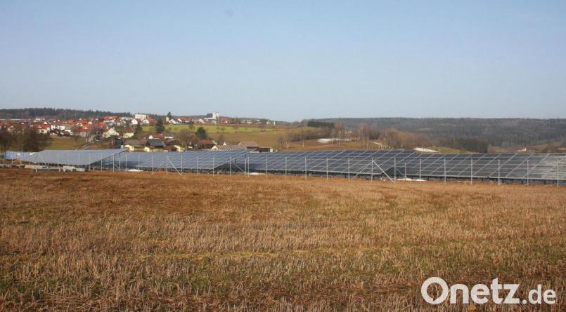 Die Arbeiten an der neuen Freiflächen-Photovoltaikanlage zwischen Wiesau und Fuchsmühl sind nahezu abgeschlossen. Für ein derartiges Projekt auf Falkenberger Gemeindegebiet liegen noch keine konkreten Pläne vor, allerdings führte der Marktgemeinderat eine Grundsatzdiskussion zu dem Thema. Bild: wro