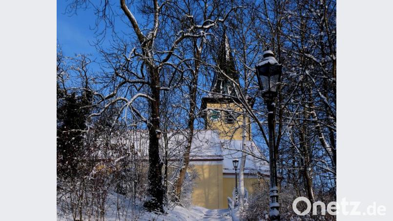 Blauer Himmel, gelbe Fassaden, weiße Kulisse. Schöner kann ein Gotteshaus im Winter nicht zur Geltung kommen. Bild: le