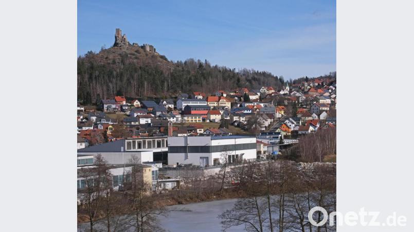 Im Süden von Flossenbürg, nahe des Ortseingangs und am Fuße der Burgruine, siedelte sich 1977 die Leichtmetallgießerei Schulte &amp; Schmidt an. Zuvor gab es bereits eine Produktionsstätte im Ortsteil Altenhammer. Bild: Bernhard Neumann
