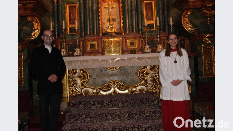 Oberministrantin Teresa Kraus legt nach 15 Jahren ihren Dienst in St. Georg nieder, um sich ihrem Studium zu widmen. Kaplan Florian Rein würdigt ihre Leistung in der Pfarrei. Bild: ads